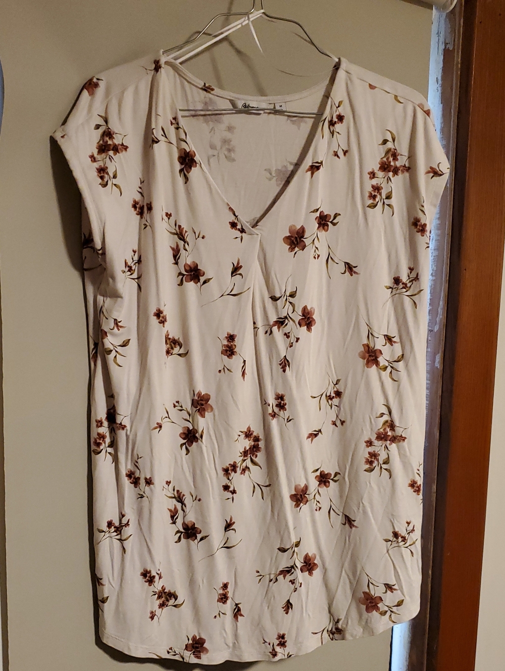 Reitmans Floral V-Neck Blouse in Cream & Rose Flo Medium Like Newa